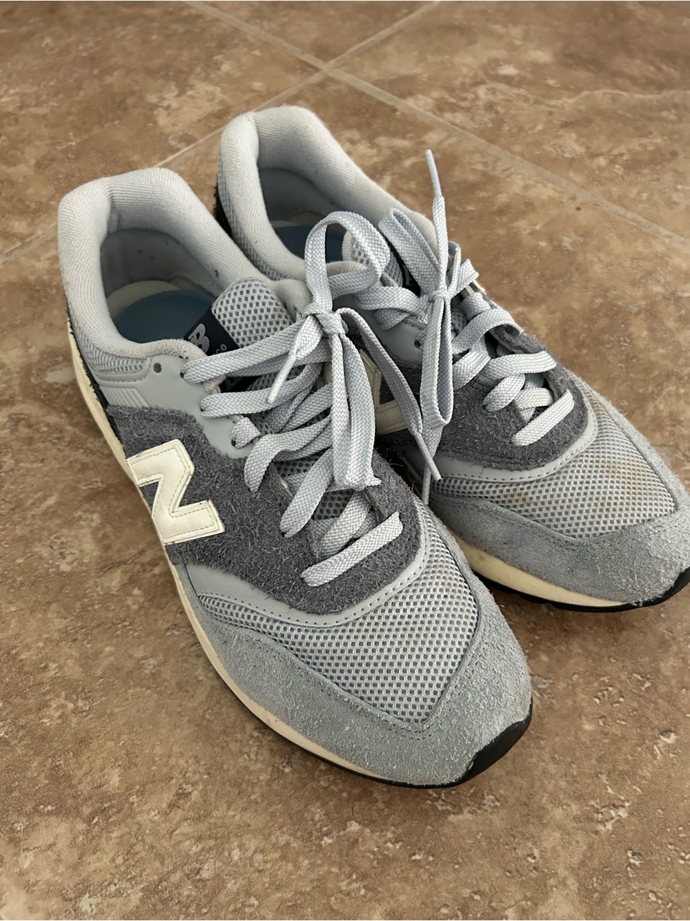 Men’s New Balance Gray and Light Gray Mesh Suede Athletic Sneakers Size 9.5 US